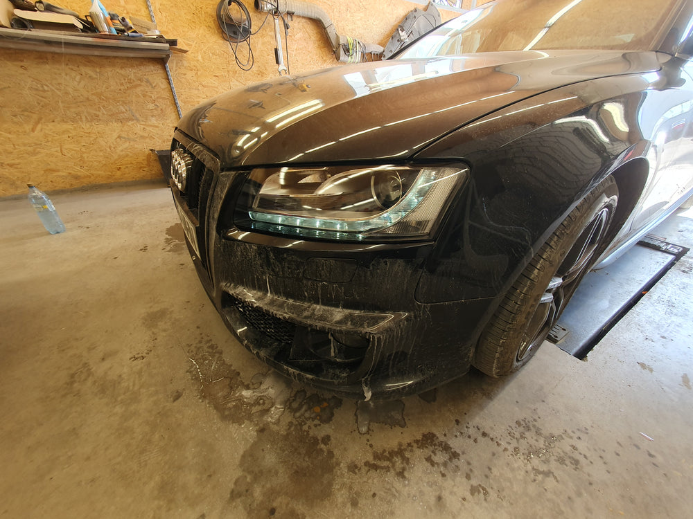 Audi esilatern pärast pinna taastamist töökojas.