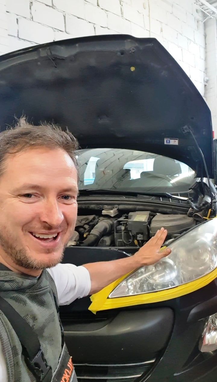 Tõnis tutvustab Peugeot’ esitule tööd. Algne töökojafoto.