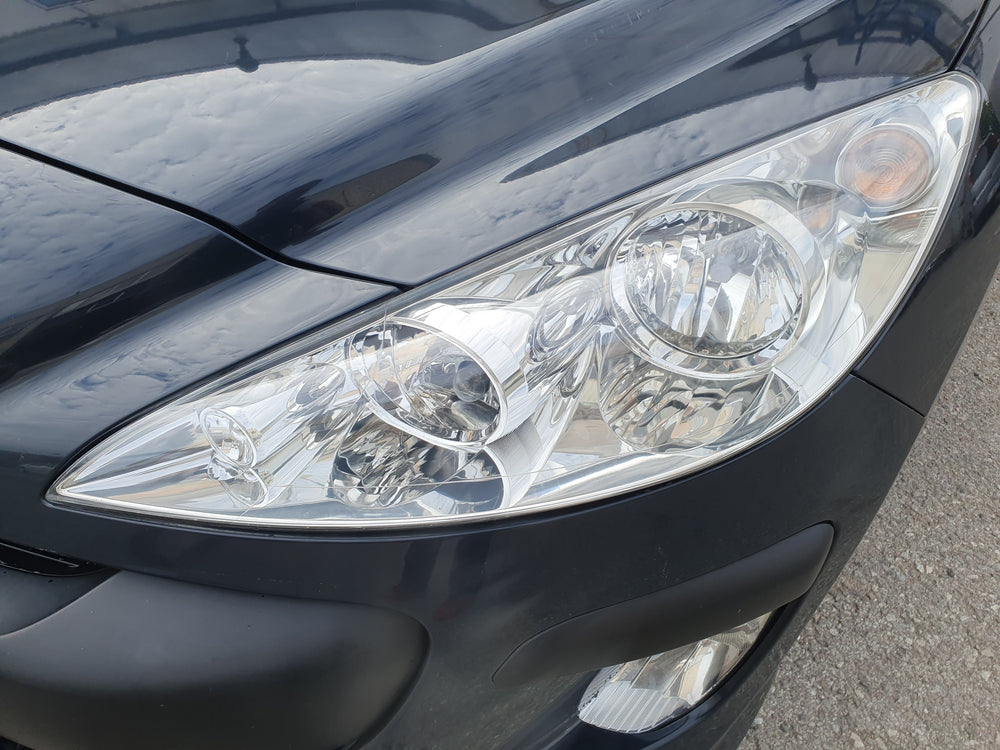 Peugeot’ taastatud esitule lähivaade.